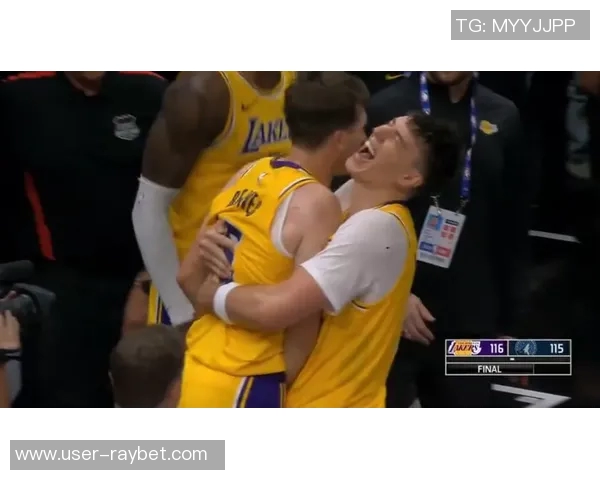 布朗尼左手变向转身后仰压哨命中展现丝滑小连招绝技 布朗尼左手变向转身后仰压哨命中展现丝滑小连招绝技