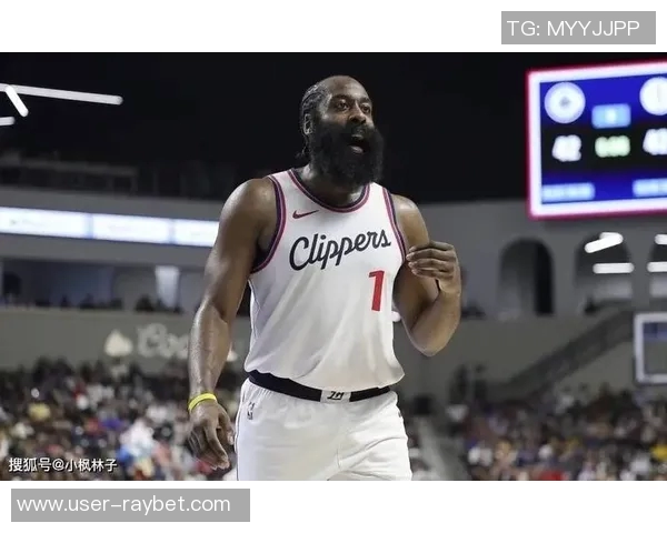 哈登精彩双撤步3加1后坐小范甘迪身旁畅谈篮球趣事